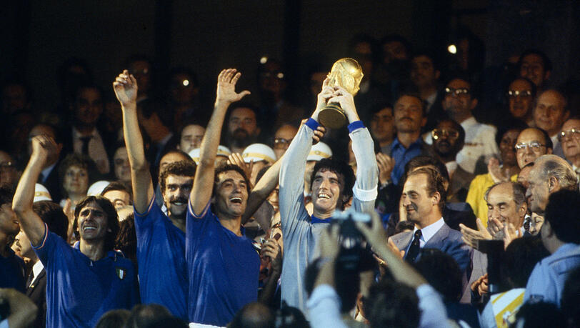 Eine magische italienische Nacht: Squadra-Azzurra-Kapitän Dino Zoff reckt dem WM-Pokal in den Madrider Nachthimmel. Eine magische italienische Nacht: Squadra-Azzurra-Kapitän Dino Zoff reckt dem WM-Pokal in den Madrider Nachthimmel.