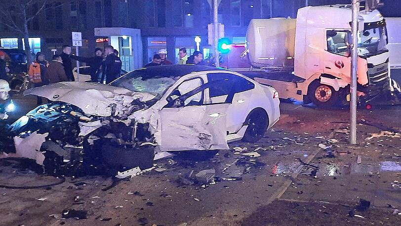 Fahrer und Beifahrer des BMW konnten nach ambulanter Behandlung vor Ort bleiben, hieß es. Ein Mann, der auf dem Rücksitz gesessen hatte, erlitt mehrere Frakturen und musste ebenso ins Krankenhaus wie der verletzte Lkw-Fahrer. Fahrer und Beifahrer des BMW konnten nach ambulanter Behandlung vor Ort bleiben, hieß es. Ein Mann, der auf dem Rücksitz gesessen hatte, erlitt mehrere Frakturen und musste ebenso ins Krankenhaus wie der verletzte Lkw-Fahrer.