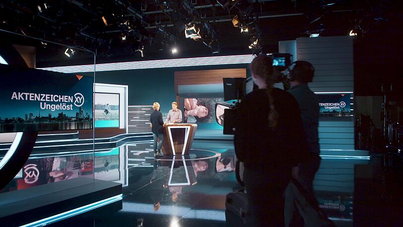 Damit die Ermittlerinnen und Ermittler bei ihren Auftritten in der ZDF-Sendung nicht zu nervös sind, gibt ihnen Rudi Cerne den ein oder anderen Tipp. Damit die Ermittlerinnen und Ermittler bei ihren Auftritten in der ZDF-Sendung nicht zu nervös sind, gibt ihnen Rudi Cerne den ein oder anderen Tipp.