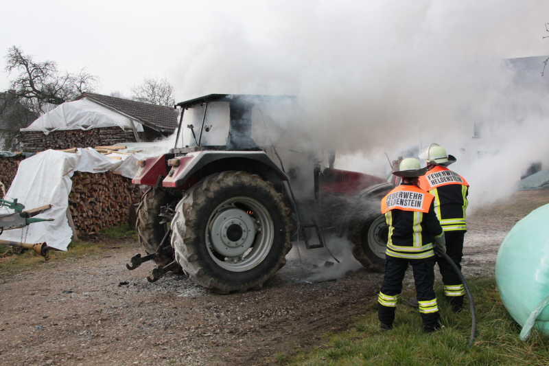 Brand eines Traktors in Etzham bei Heldenstein im LKR Mühldorf - Die Bilder