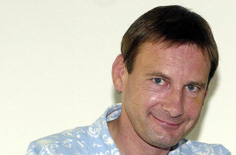 Ingwer statt Kohlenhydrate

Peter Illmann (55), Moderator und Schauspieler
"Wenn es regnet, springe ich in meiner Wohnung auf einem Mini-Trampolin zu Dance-Musik und hoffe, dass mich dabei niemand sehen kann. Beim Essen versuche ich, mich von Kohlenhydraten fernzuhalten, zumindest abends. Nach einer Thailandreise bin ich auf den Geschmack von Ingwer gekommen und koche mir jeden Morgen ein paar Stückchen auf, das schmeckt mir sehr gut und soll sehr gesund sein."