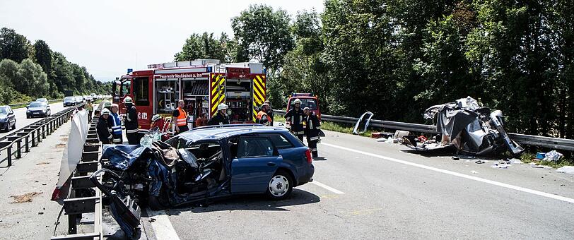 Rettungskräfte sind am Sonntag an der Unfallstelle auf der A3 zwischen Passau-Süd und Pocking im Einsatz.