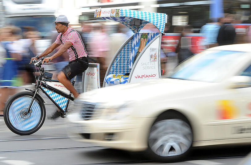 Taxis, Rikschas und private Fahrer. Álle wittern bei der Beförderung der Wiesn-Gäste das große Geld.