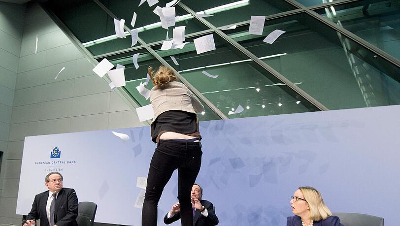 Zwischenfall bei der EZB: Draghi muss eine PK unterbrechen, weil eine Femen-Aktivistin die Konferenz stört. Zwischenfall bei der EZB: Draghi muss eine PK unterbrechen, weil eine Femen-Aktivistin die Konferenz stört.