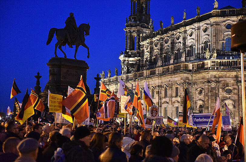 Mehrere tausend Pegida Anhänger demonstrieren am 12.10.2015 in Dresden auf dem Theaterplatz.