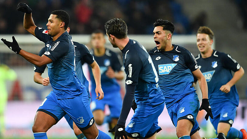 Der Hoffenheimer Serge Gnabry (links) lässt sich für sein 3:0 gegen Leipzig von seinen Kollegen feiern.