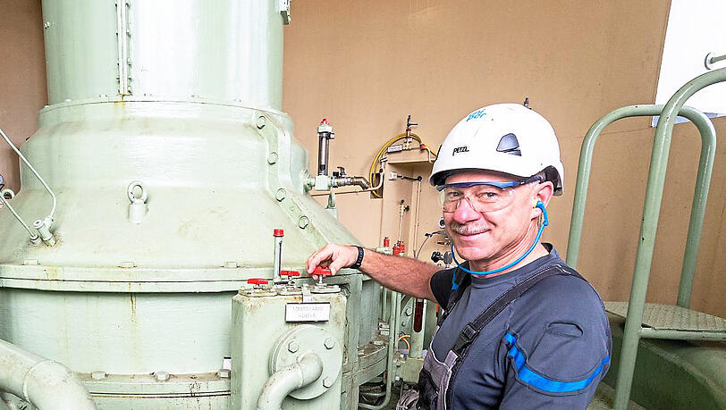 Kraftwerker Josef Hobmeier steht im Maschinenhaus im Wasserkraftwerk Altheim neben einer Turbine. Kraftwerker Josef Hobmeier steht im Maschinenhaus im Wasserkraftwerk Altheim neben einer Turbine.