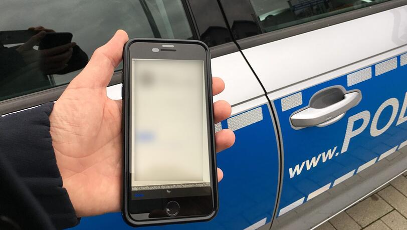 Weil er bei einem Rettungseinsatz gefilmt hat, hat die Polizei in Augsburg von einem Gaffer vorübergehend das Smartphone sichergestellt. (Symbolfoto) Weil er bei einem Rettungseinsatz gefilmt hat, hat die Polizei in Augsburg von einem Gaffer vorübergehend das Smartphone sichergestellt. (Symbolfoto)
