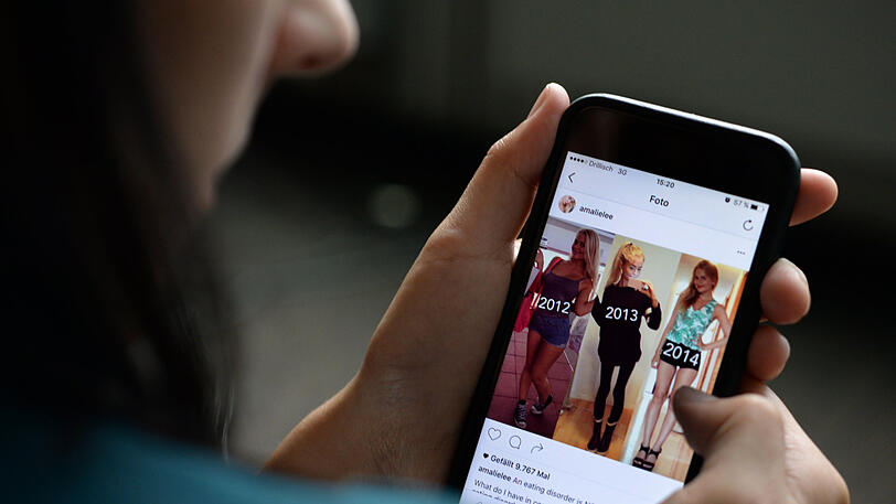 Ein Mädchen surft bei Instagram. Der Vergleich mit anderen kann Unzufriedenheit auslösen. In extremen Fällen kann das auch zu einer Essstörung führen.