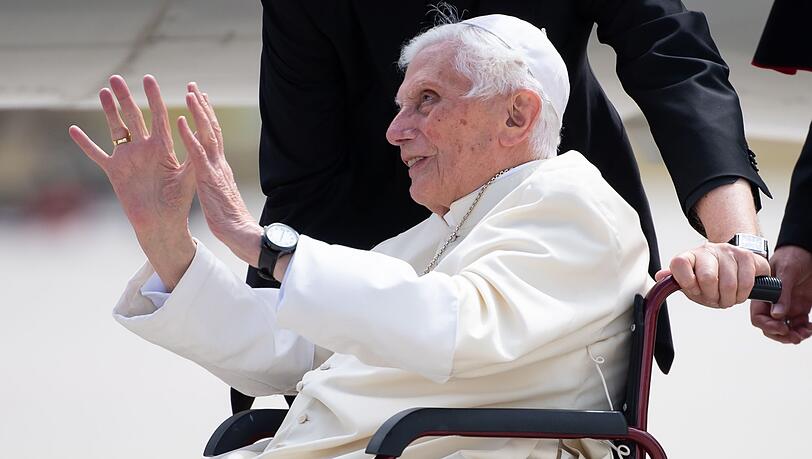 Der emeritierte Papst Benedikt XVI. winkt am Flughafen München.