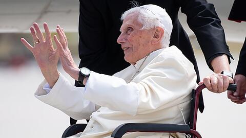 Der emeritierte Papst Benedikt XVI. winkt am Flughafen München.