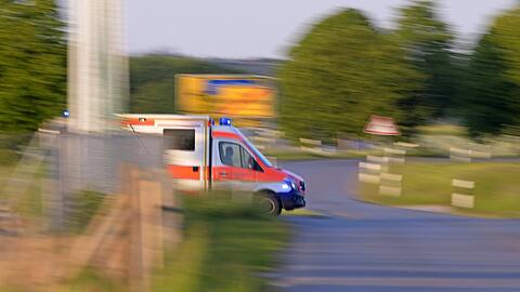 Ein Rettungswagen im Einsatz. Um am Unfallort zu sein, haben Rettungskräfte etwa zwölf Minuten Zeit. (Symbolbild)