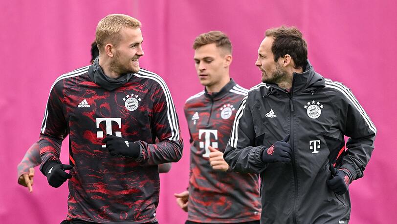 Matthijs de Ligt (l-r), Joshua Kimmich und Daley Blind in Aktion.
