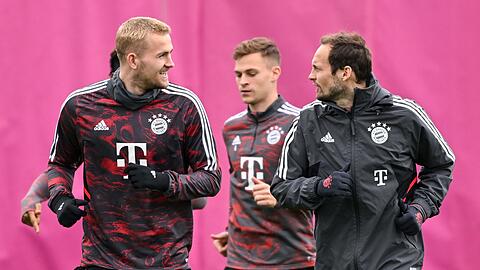 Matthijs de Ligt (l-r), Joshua Kimmich und Daley Blind in Aktion.