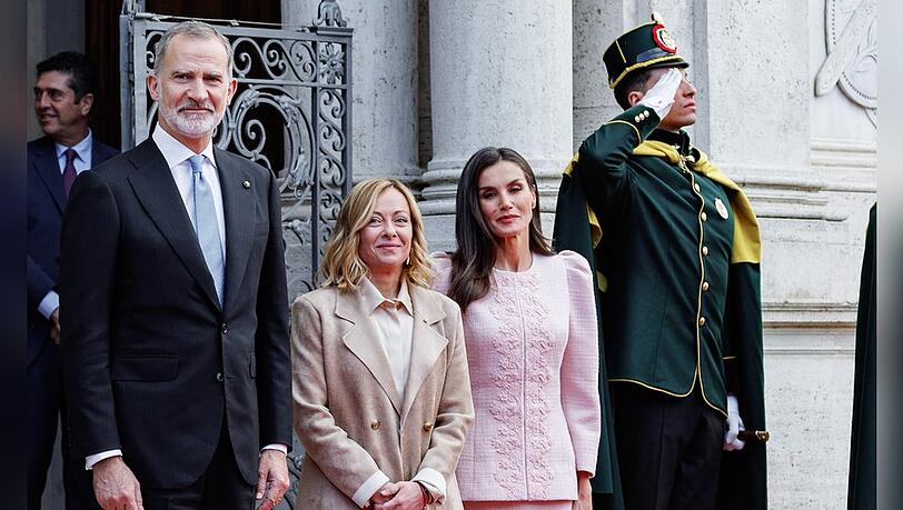 Königin Letizia (r.) mit Italiens Ministerpräsidentin Giorgia Meloni und Ehemann König Felipe VI.