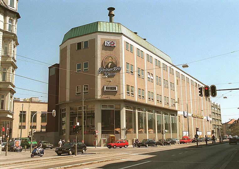Jahrzehntelang ein gewohnter Anblick: die vereinigte Brauerei Hacker-Pschorr in Bayerstraße, Ecke Grasserstraße. Jahrzehntelang ein gewohnter Anblick: die vereinigte Brauerei Hacker-Pschorr in Bayerstraße, Ecke Grasserstraße.