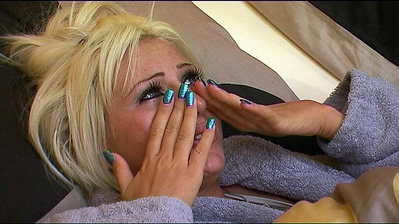 Sexy Blondine Jordan zum Beispiel ist am Boden zerstört.