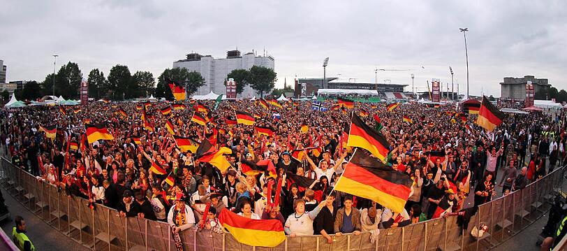 Für ihre Mannschaft geben Fußball-Fans alles - sehen Sie hier die besten Bilder von den Fan-Meilen und aus den Stadien bei der EURO 2012 in Polen und der Ukraine.