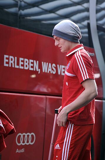 Müde Bayern-Spieler schleppen sich nach einer kurzen Nacht zum Mannschaftsbus.