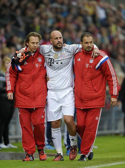 Bayerns Torhüter Reina verletzt sich beim Spaßkick gegen die Paulaner Traumelf. Die Bilder