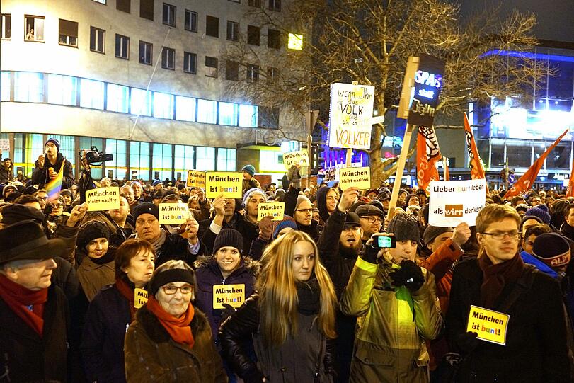 "Wir blasen Bagida den Marsch!" - Teilnehmer bei der Anti-Bagida-Demo.