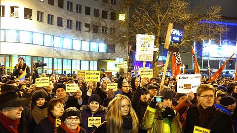 "Wir blasen Bagida den Marsch!" - Teilnehmer bei der Anti-Bagida-Demo.