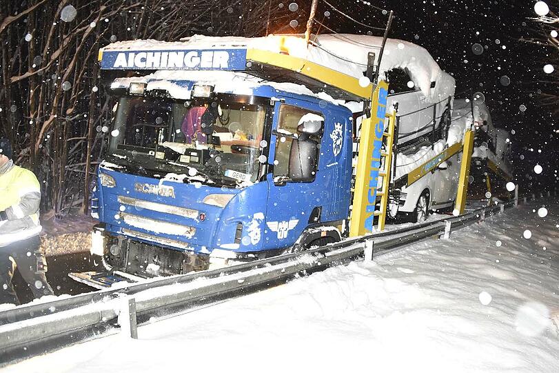 Rutschpartie am Irschenberg: Die Abschleppdienste hatten gestern Abend alle Hände voll zu tun.