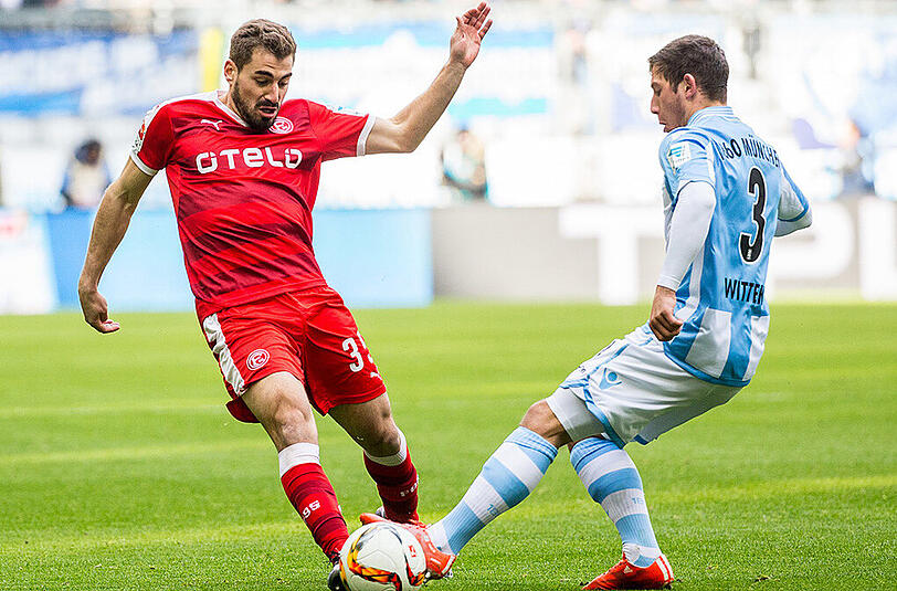 Maximilian Wittek vom TSV 1860 (rechts) im Duell mit Charalampos Mavrias von Fortuna Düsseldorf.