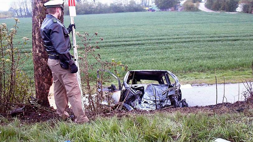 Das Wrack war vermutlich eine Mercedes A-Klasse. Es ist nach dem Unfall kaum mehr zu identifizieren.