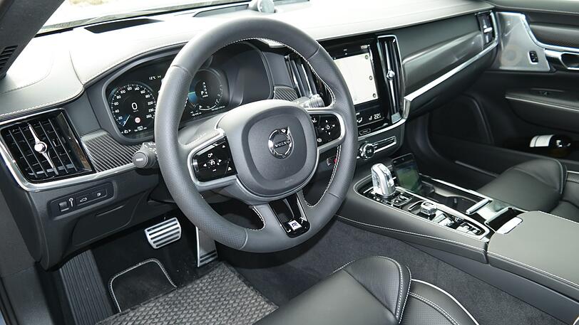 Edel und mit sportlichem Karbon-Touch: Das S90-Interieur im R-Line-Design.
