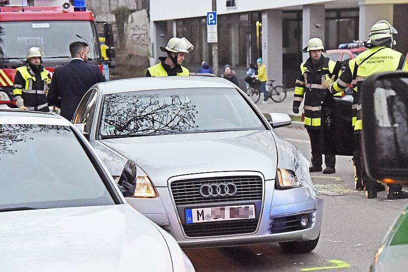 Nach der Kollision war der Fiat umgekippt. Die Bilder vom Einsatz.