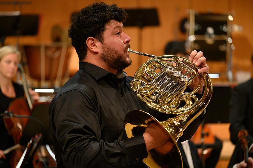 Matias Pineira, der Solohornist der Münchner Philharmoniker, spielt Mozarts Hornkonzert in Es-Dur KV 496 im Gasteig.
