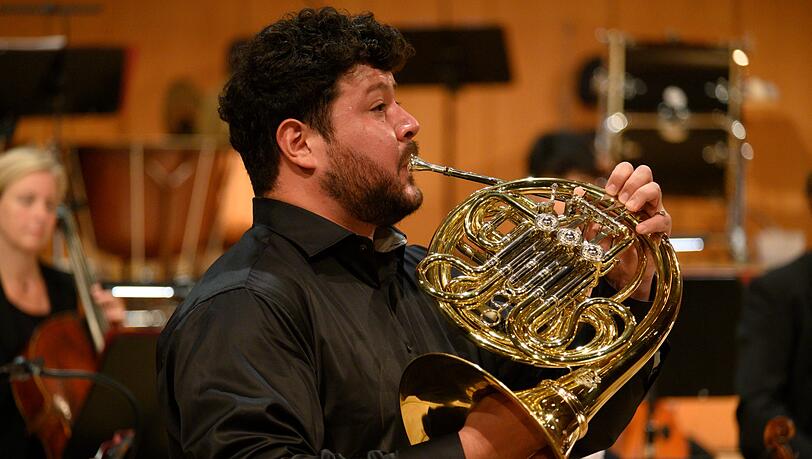 Matias Pineira, der Solohornist der Münchner Philharmoniker, spielt Mozarts Hornkonzert in Es-Dur KV 496 im Gasteig. Matias Pineira, der Solohornist der Münchner Philharmoniker, spielt Mozarts Hornkonzert in Es-Dur KV 496 im Gasteig.