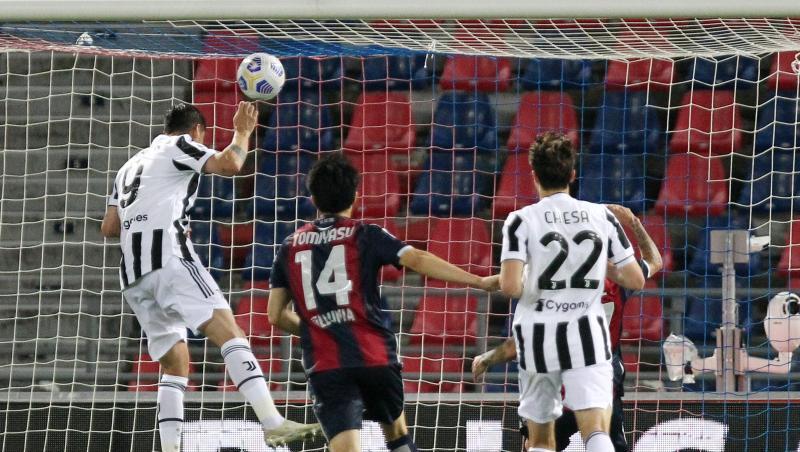 Stürmer Alvaro Morata (l) trifft per Kopf zur 2:0-Führung von Juventus Turin beim FC Bologna.