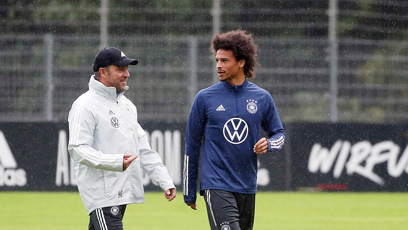 Bundestrainer Hansi Flick und Leroy Sané vom FC Bayern bei einer Trainingseinheit der Nationalmannschaft in Stuttgart. (Archivbild)
