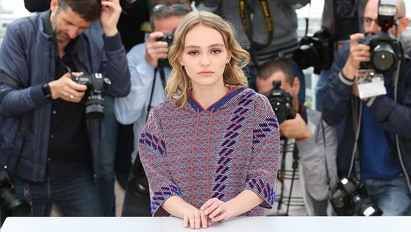 Lily-Rose Depp hat eigentlich nichts mit dem Prozess von ihrem Vater gegen Amber Heard zu tun - das sehen die Fans des Schauspielers allerdings anders.