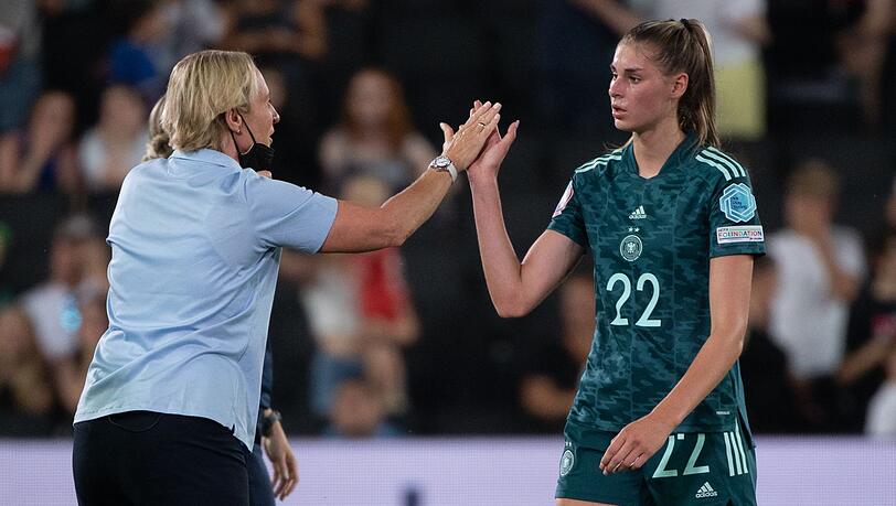 Martina Voss-Tecklenburg (l) schwörte ihre Spielerinnen um Jule Brand früh auf den nächsten Gegner Österreich ein.
