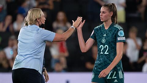 Martina Voss-Tecklenburg (l) schwörte ihre Spielerinnen um Jule Brand früh auf den nächsten Gegner Österreich ein.