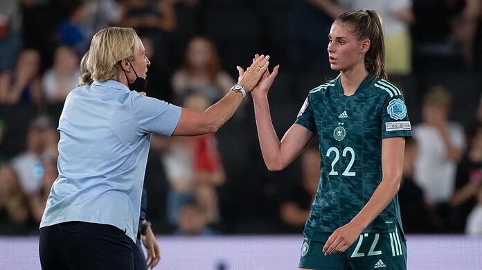 Martina Voss-Tecklenburg (l) schwörte ihre Spielerinnen um Jule Brand früh auf den nächsten Gegner Österreich ein.