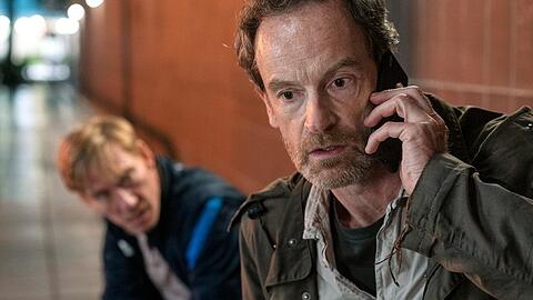 "Tatort: Heile Welt": Kommissar Peter Faber (Jörg Hartmann, r.) erhält schlechte Nachrichten.