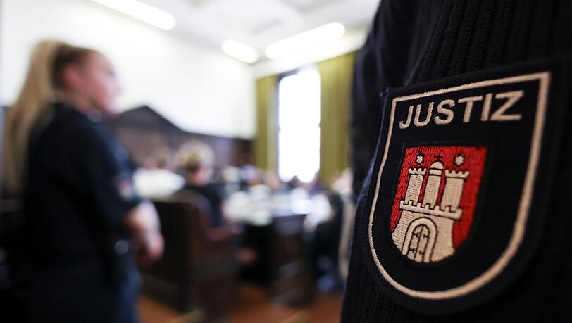 Im Prozess gegen die rechtsextreme Terrorgruppe "Letzte Verteidigungswelle" hat das Hanseatische Oberlandesgericht das Urteil verkündet. Im Prozess gegen die rechtsextreme Terrorgruppe "Letzte Verteidigungswelle" hat das Hanseatische Oberlandesgericht das Urteil verkündet.