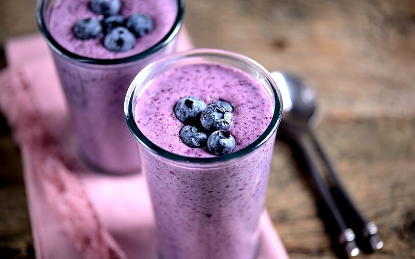 Wer h&auml;ufig Blaubeeren verzehrt, h&auml;lt nicht nur seine Haut jung, sondern auch sein Herz und Gehirn fit! Gemixt mit Chiasamen, Erdbeeren, Banane, Acai-Pulver und Kokoswasser oder -milch, wird daraus ein k&ouml;stlicher Jungbrunnen-Smoothie.