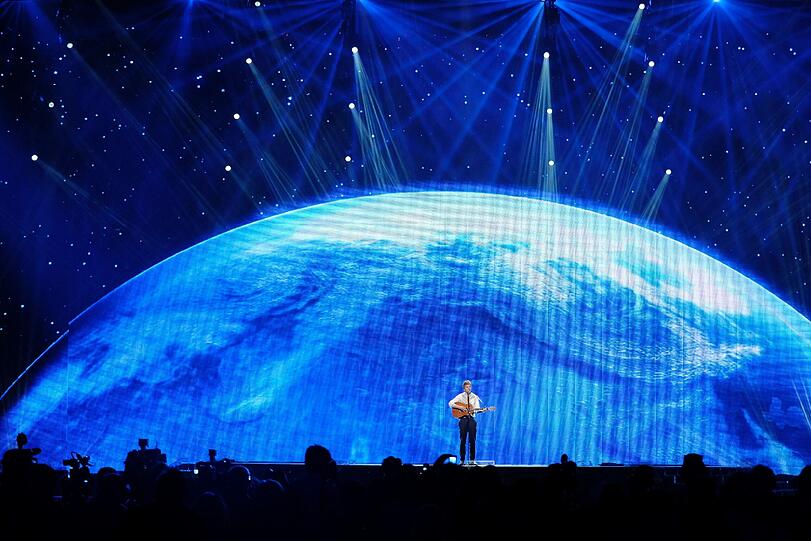 Mit seinem Weltverbesserer-Song: "Da Da Dam" versucht er die Glitzer-Krone nach Skandinavien zu holen.
