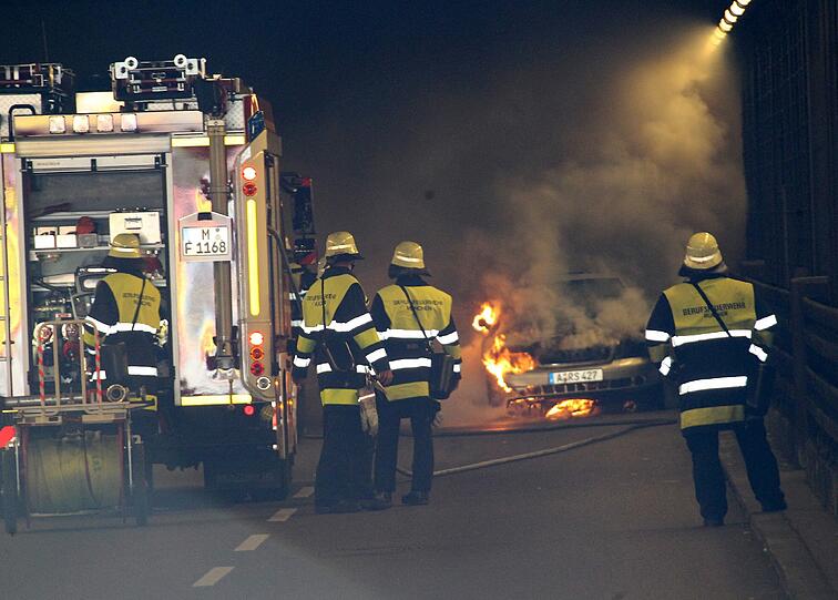 Der Motorschaden hat am Donnerstag für ein zwischenzeitliches Verkehrschaos in der Nähe des Hauptbahnhofs gesorgt. Beim Eintreffen der Feuerwehr war die Paul Heyse-Unterführung bereits durch die Polizei gesperrt und komplett verraucht. Mit schweren Atemschutzgeräten kämpften sich die Feuerwehrmänner zum Pkw vor und löschten den Brand in wenigen Minuten. Die Bilder.