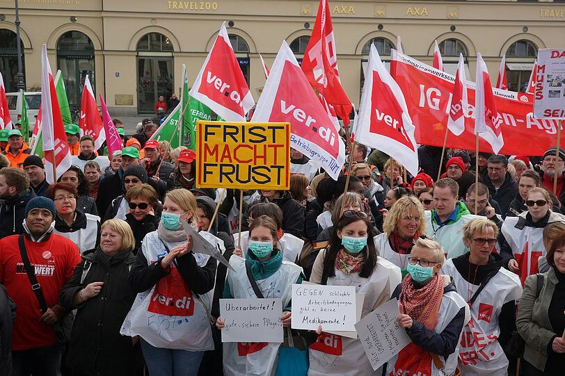 "Wir sind es wert": Am Freitag demonstrierten rund 1000 Menschen vor dem Finanzministerium in München.