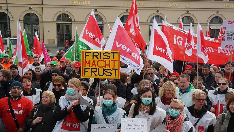 "Wir sind es wert": Am Freitag demonstrierten rund 1000 Menschen vor dem Finanzministerium in München. "Wir sind es wert": Am Freitag demonstrierten rund 1000 Menschen vor dem Finanzministerium in München.