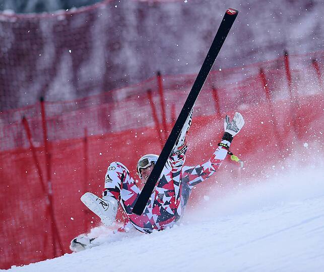 Mit einer schweren Verletzung endete das Training für den Österreicher Florian Scheiber. Der 28 Jahre alte Tiroler stürzte an der Hausbergkante spektukulär und flog in die Fangnetze. Dabei zog er sich einen Kreuzbandriss sowie Meniskusrisse im rechten Knie zu. Die Bilder.