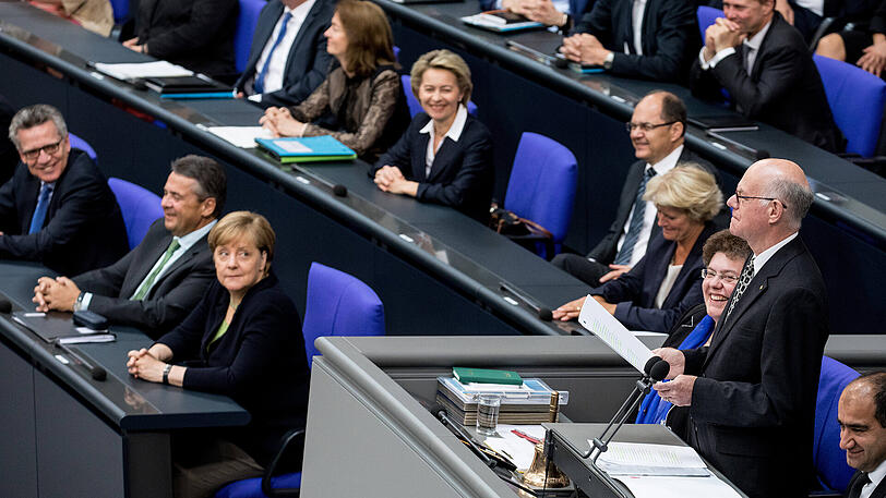 Bundestagspräsident Norbert Lammert eröffnet die Sitzung des Deutschen Bundestages in Berlin mit einer Rede zum Gedenken an den verstorbenen ehemaligen Bundeskanzler Helmut Kohl.