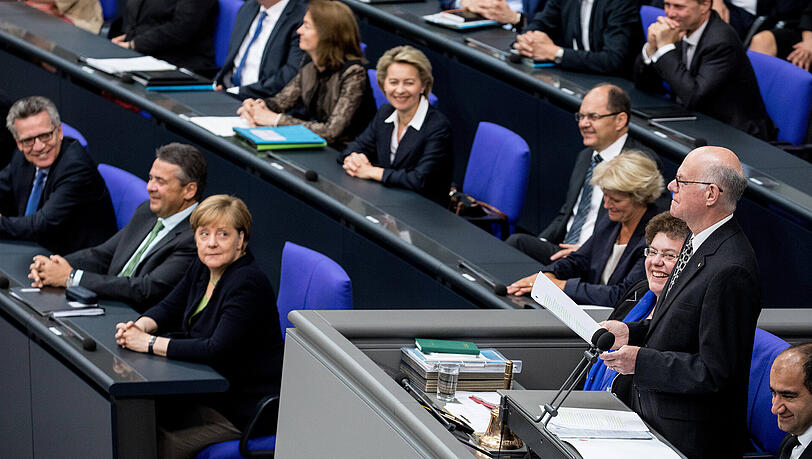 Bundestagspräsident Norbert Lammert eröffnet die Sitzung des Deutschen Bundestages in Berlin mit einer Rede zum Gedenken an den verstorbenen ehemaligen Bundeskanzler Helmut Kohl. Bundestagspräsident Norbert Lammert eröffnet die Sitzung des Deutschen Bundestages in Berlin mit einer Rede zum Gedenken an den verstorbenen ehemaligen Bundeskanzler Helmut Kohl.