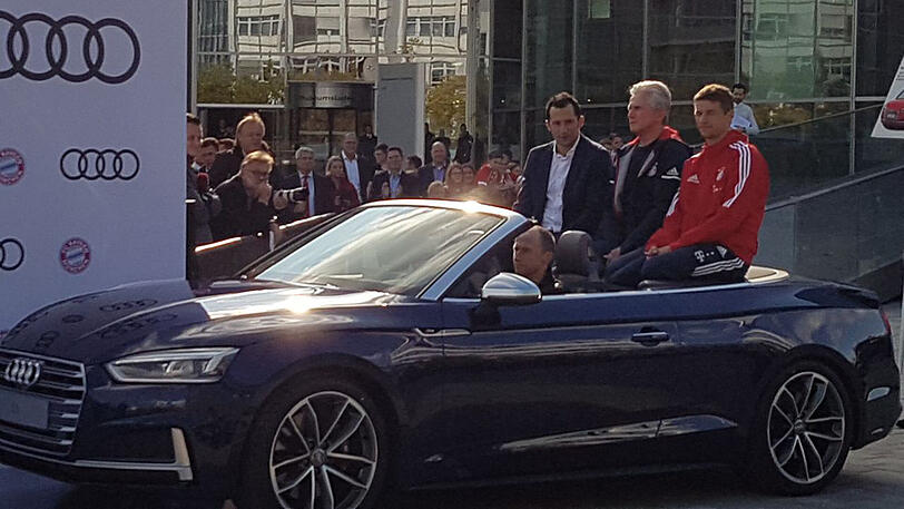 Thomas Müller, der neue Trainer Jupp Heynckes und Sportdirektor Hasan Salihamidžiæ.